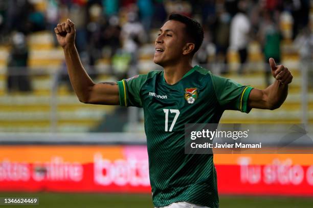 Roberto Fernandez of Bolivia celebrates after scoring the fourth goal of his team during a match between Bolivia and Paraguay as part of South...