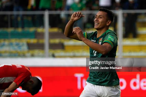Roberto Fernandez of Bolivia celebrates after scoring the fourth goal of his team during a match between Bolivia and Paraguay as part of South...