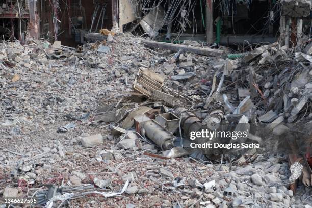 demolish remains of a structural building - earthquake destruction stock pictures, royalty-free photos & images