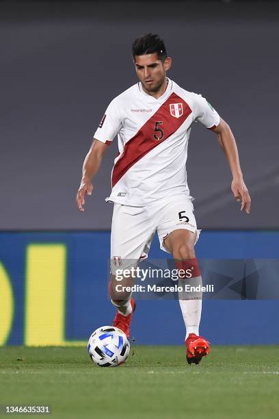 Carlos Zambrano of Peru drives the ball during a match between Argentina and Peru as part of South American Qualifiers for Qatar 2022 at Estadio...
