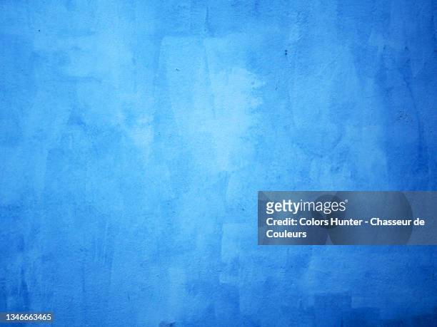 bright and clean blue wall with patina in paris - wall painting stock-fotos und bilder