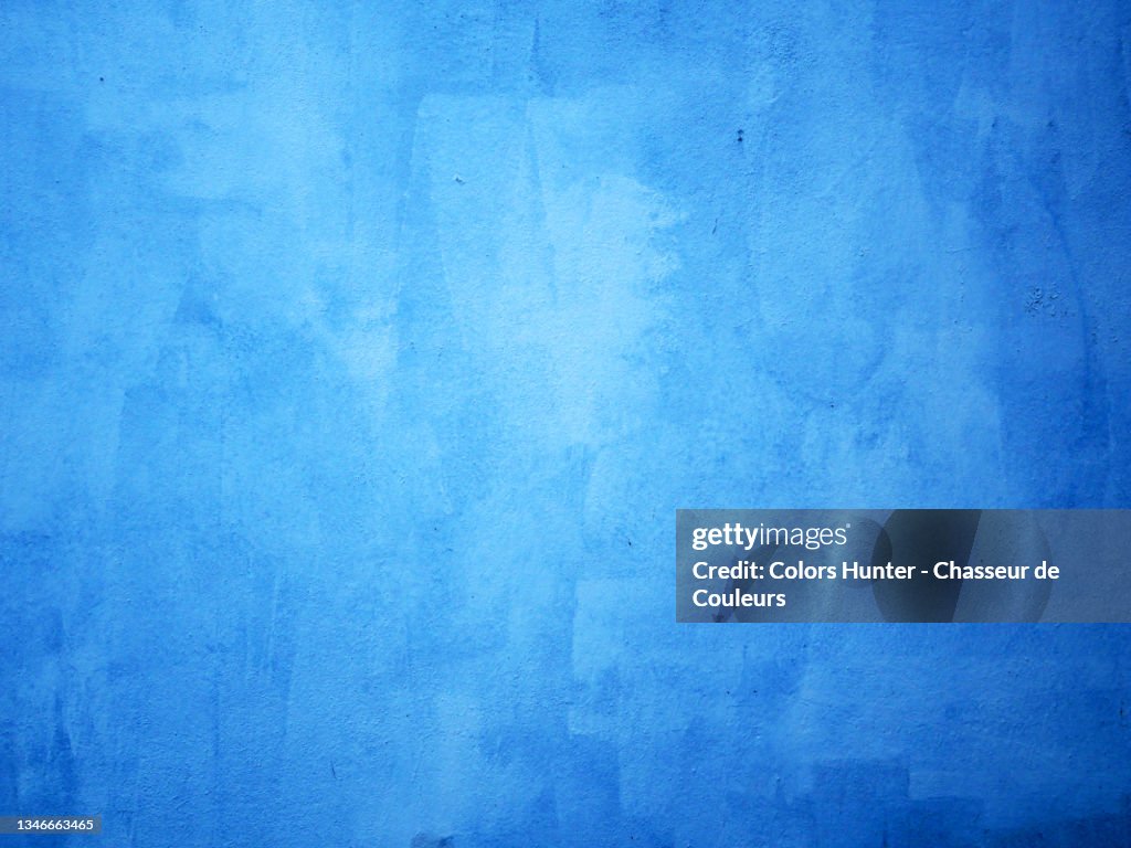 Bright and clean blue wall with patina in Paris
