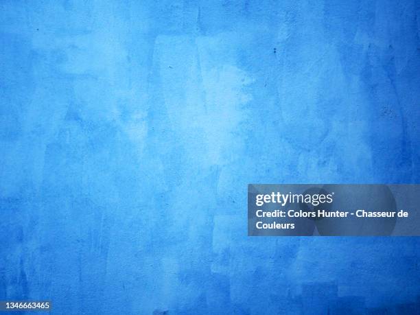 bright and clean blue wall with patina in paris - blues v france stock pictures, royalty-free photos & images