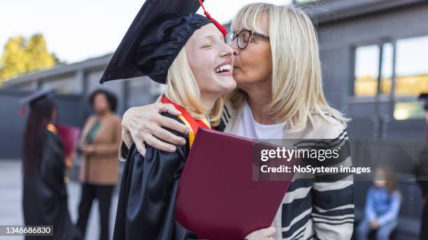 female graduate with mother - graduates stockfoto's en -beelden