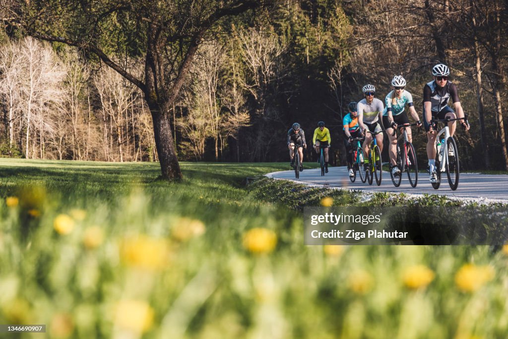 Gruppe von Radfahrern radfahren auf einer Landstraße