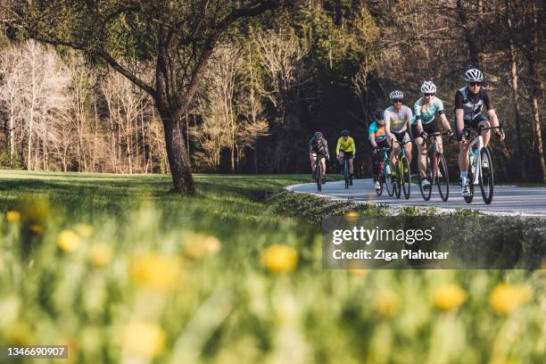 gruppo di ciclisti in bicicletta su una strada di campagna - evento ciclistico foto e immagini stock