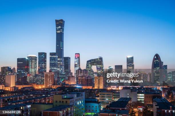 beijing cbd night view - stadsprovincie-peking stockfoto's en -beelden