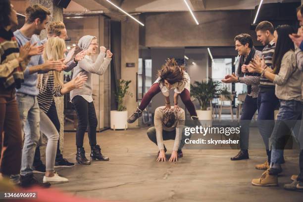 leapfrog-spiel im büro! - bockspringen stock-fotos und bilder