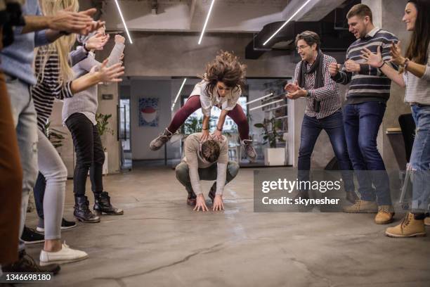 leapfrog-spiel im gelegenheitsbüro! - bockspringen stock-fotos und bilder