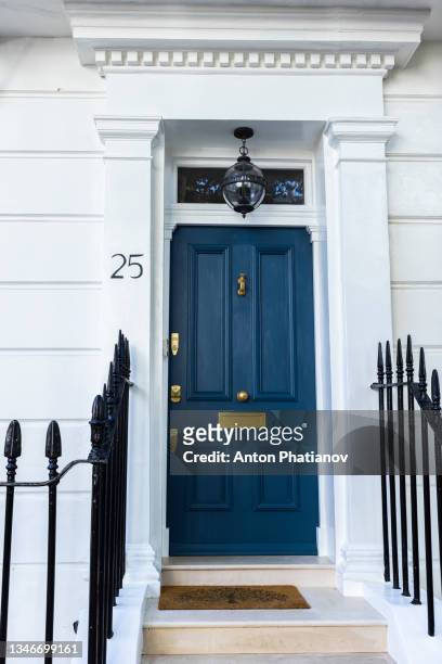 property situated at 25 wellington square in chelsea, london is recognised as the home of the 007 secret agent in ian fleming's books. - phatianov stock pictures, royalty-free photos & images