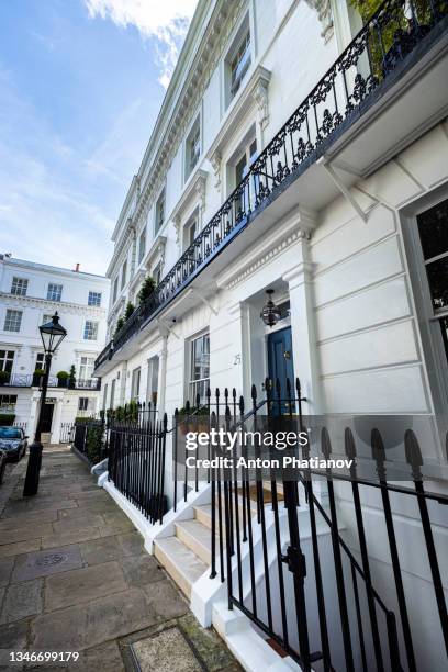 property situated at 25 wellington square in chelsea, london is recognised as the home of the 007 secret agent in ian fleming's books. - phatianov stock pictures, royalty-free photos & images