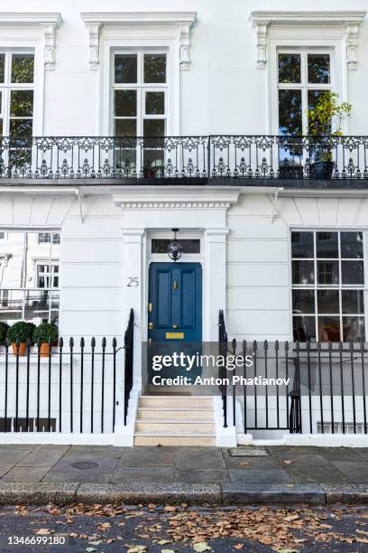 property situated at 25 wellington square in chelsea, london is recognised as the home of the 007 secret agent in ian fleming's books. - phatianov stock pictures, royalty-free photos & images