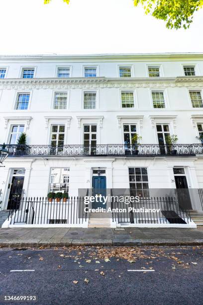 property situated at 25 wellington square in chelsea, london is recognised as the home of the 007 secret agent in ian fleming's books. - phatianov stock pictures, royalty-free photos & images