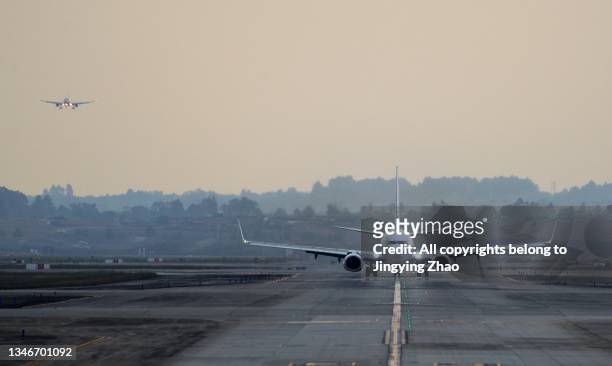 the scene of planes line up to land from sky - landing stockfoto's en -beelden