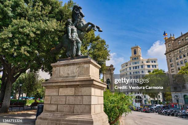 bronze equestrian sculpture in barcelona, spain - catalonia square stock-fotos und bilder