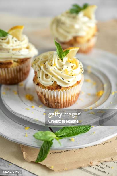 lemon and poppy cupcakes - poppy seed stock pictures, royalty-free photos & images