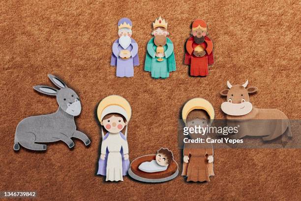 nativity figurines in paper cut work - carta reyes magos fotografías e imágenes de stock