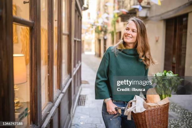 tourist in italienischer stadt, varallo, piemont - shopping with bike stock-fotos und bilder