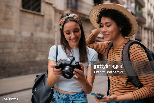 pareja diversa de amigas disfrutando de sus vacaciones juntas - travel insurance fotografías e imágenes de stock