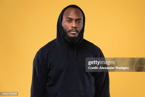 retrato da barba afro-americano rapper no estúdio - hooded shirt - fotografias e filmes do acervo