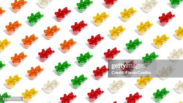 gummi bears pattern on white background - gummi bears stockfoto's en -beelden