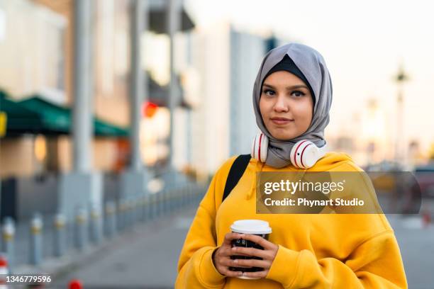 retrato de una estudiante frente al campus de la universidad - scarf fotografías e imágenes de stock