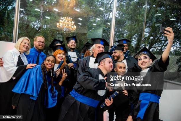 absolventen machen selfie am abschlusstag - graduation crowd stock-fotos und bilder