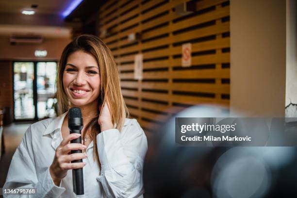 porträt eines professionellen journalisten bei der arbeit - moderator stock-fotos und bilder