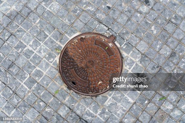 manhole cover - マンホール ストックフォトと画像