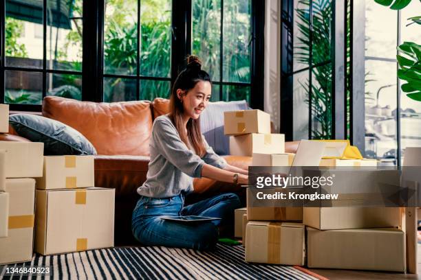 shopping online with laptop at home. - packing boxes stockfoto's en -beelden