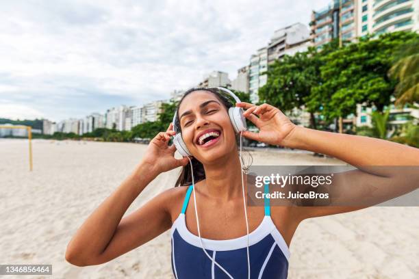 o jovem atleta gosta de se exercitar na praia - routine - fotografias e filmes do acervo