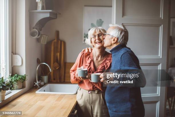 seniorenpaar zu weihnachten zu hause - glücklichsein stock-fotos und bilder