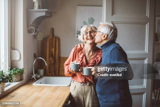 pareja de mayores para navidad en casa - café bebida fotografías e imágenes de stock