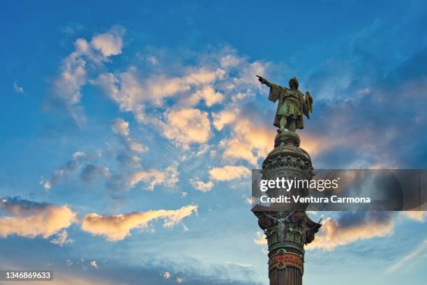 columbus monument - barcelona, spain - columbus statue stockfoto's en -beelden