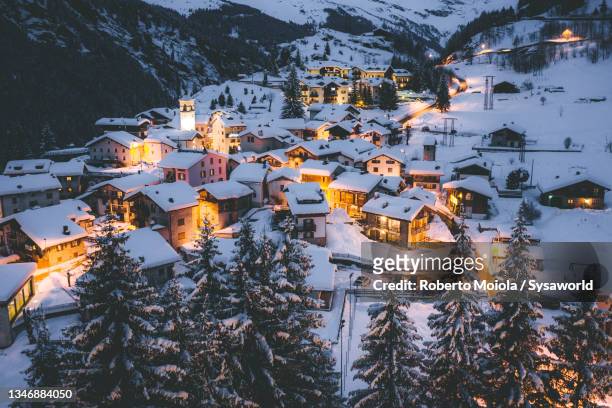 mountain huts covered with snow at christmas, madesimo - isola stock-fotos und bilder