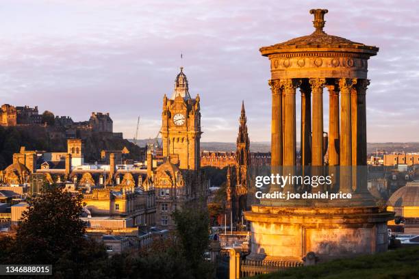 sunrise, balmoral clocktower, princes street edinburgh, scotland - calton hill foto e immagini stock