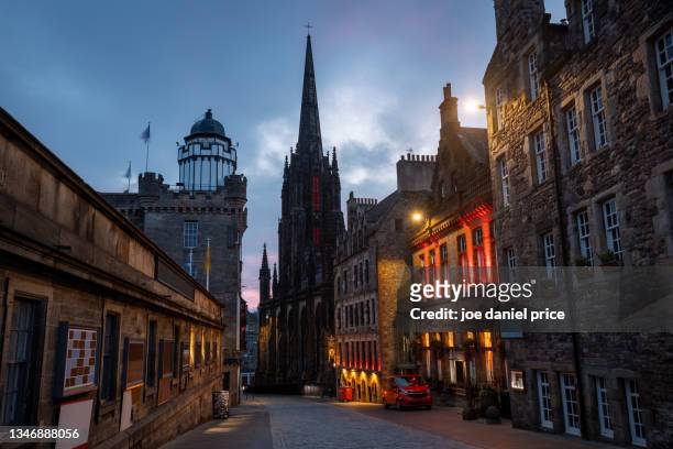 castlehill, tolbooth kirk, lawnmarket, edinburgh, scotland - spire stock pictures, royalty-free photos & images