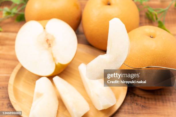 japanese pear - aziatische peer stockfoto's en -beelden