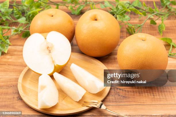 japanese pear - aziatische peer stockfoto's en -beelden