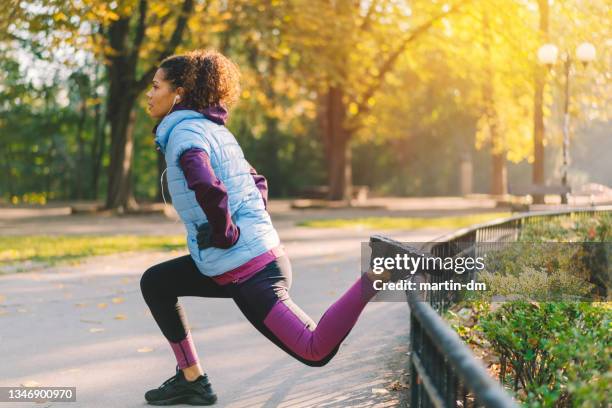 sportswoman exercising bulgarian split squat - crouching stock pictures, royalty-free photos & images