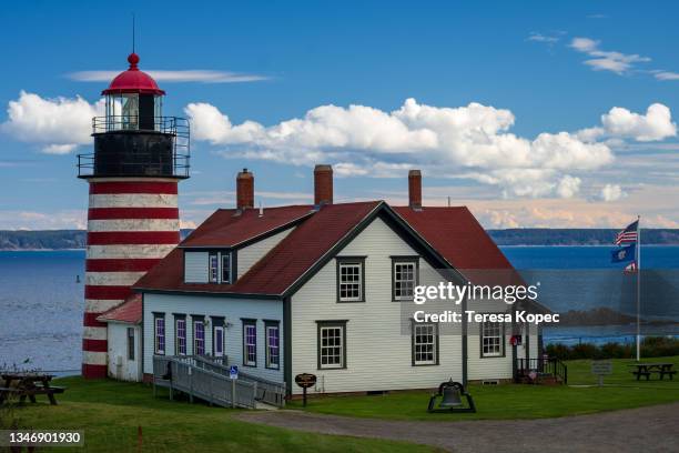 quoddy head lighthouse in maine. red and white striped lighthouse. - west quoddy head lighthouse stock-fotos und bilder