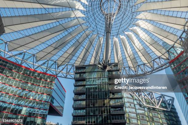 le centre sony à berlin, allemagne - potsdamer platz photos et images de collection