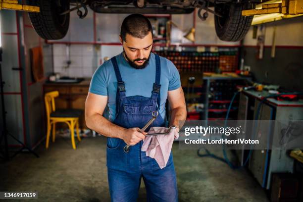 mechanic in his workshop - sleutel handgereedschap stockfoto's en -beelden