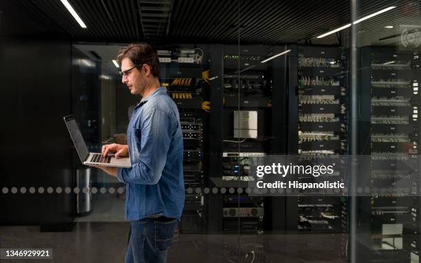 it technician fixing an outage on a network server - servidor de rede imagens e fotografias de stock