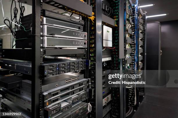 serverraum in einer unternehmenszentrale - schaltschrank stock-fotos und bilder