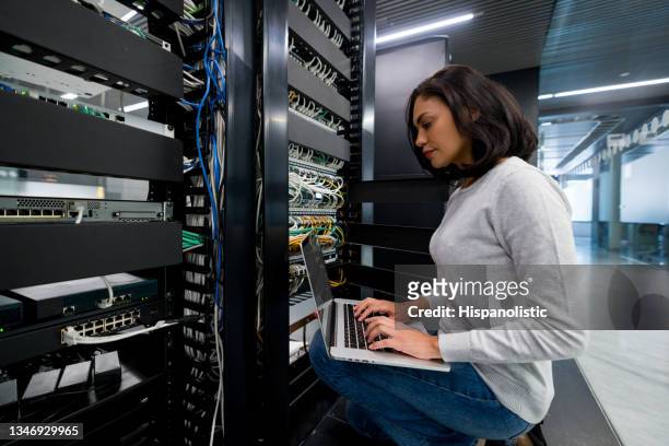 técnico de soporte de ti que arregla un servidor de red en una oficina - information technology support fotografías e imágenes de stock