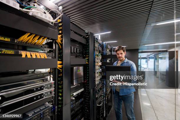 computeringenieur, der einen ausfall im serverraum repariert - datacenter stock-fotos und bilder