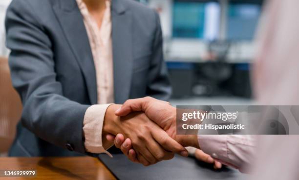 nahaufnahme von geschäftsleuten, die einen deal mit einem handschlag abschließen - handshake close up stock-fotos und bilder