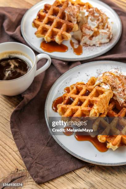 cialde per la colazione con panna e sciroppo di caramello con caffè - cialda foto e immagini stock