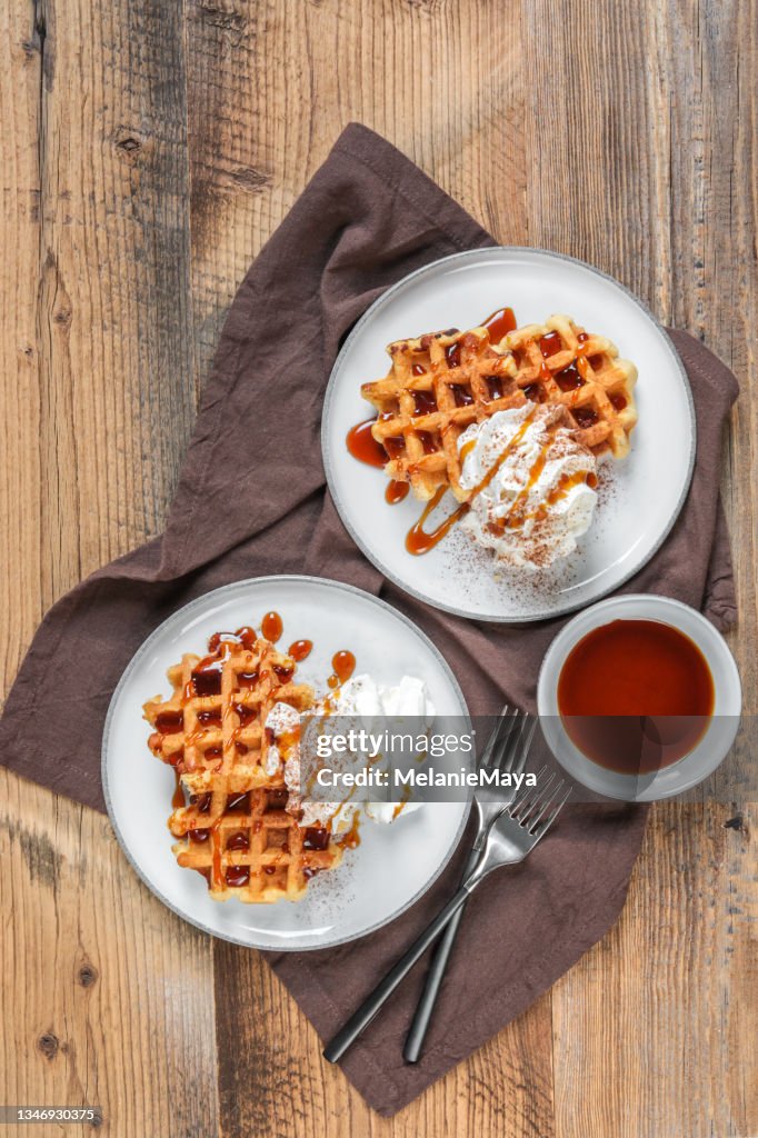 Frühstück Waffeln mit Sahne und Karamellsirup mit Kaffee